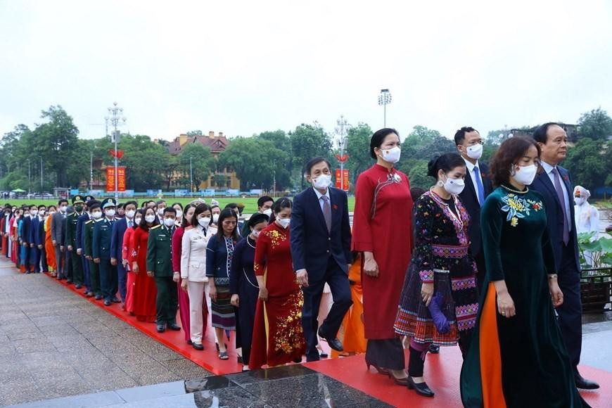 Các đại biểu Quốc hội vào Lăng viếng Chủ tịch Hồ Chí Minh. (Ảnh: Văn Điệp/TTXVN)