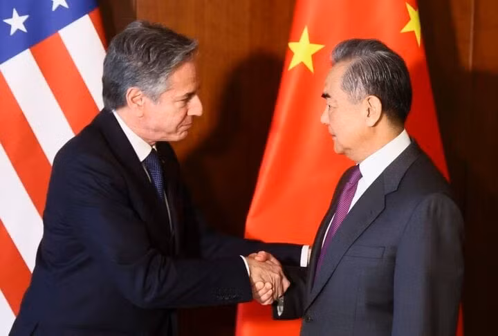 Ngoại trưởng Mỹ Antony Blinken (bên trái) và Ngoại trưởng Trung Quốc Vương Nghị gặp nhau tại Hội nghị An ninh Munich lần thứ 60 hôm 16/2.