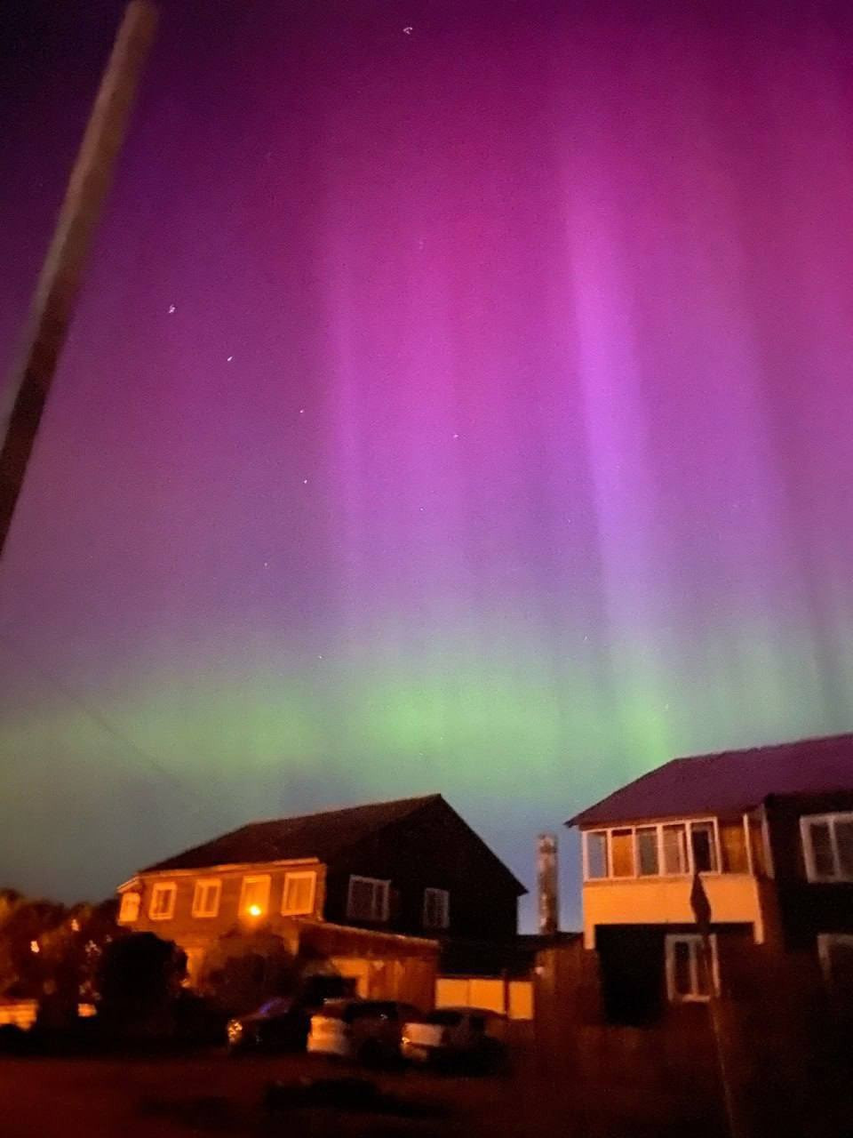 Tại Nga, người dân cũng đã chia sẻ hình ảnh về cực quang xuất hiện tại nhiều nơi trên khắp đất nước như: Siberia, Novosibirsk, Krasnoyarsk, Yakutia, Tambov, Tver, vùng Perm... Ảnh: X Сегодня в тренде. Tại Nga, người dân cũng đã chia sẻ hình ảnh về cực quang xuất hiện tại nhiều nơi trên khắp đất nước như: Siberia, Novosibirsk, Krasnoyarsk, Yakutia, Tambov, Tver, vùng Perm... Ảnh: X Сегодня в тренде.