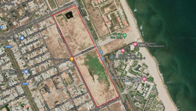 Khu đất tranh chấp tọa lạc ven biển, nằm trên trục đường chính nối trung tâm TP Đà Nẵng và TP Hội An (Quảng Nam)