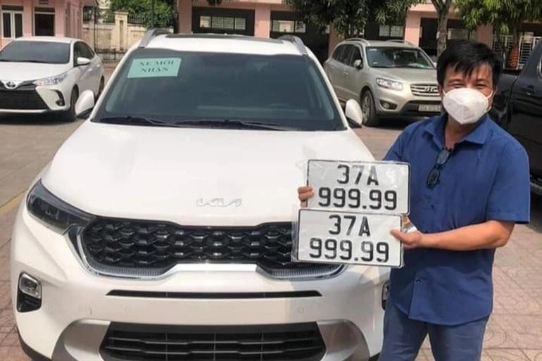 Chủ nhân chiếc xe KIA Sonet sở hữu biển kiểm soát 37A-999.99 đã đồng ý bán lại chiếc xe với giá 1,6 tỷ đồng, cao hơn 900 triệu đồng so với giá mua (Ảnh Facebook). Chủ nhân chiếc xe KIA Sonet sở hữu biển kiểm soát 37A-999.99 đã đồng ý bán lại chiếc xe với giá 1,6 tỷ đồng, cao hơn 900 triệu đồng so với giá mua (Ảnh Facebook).