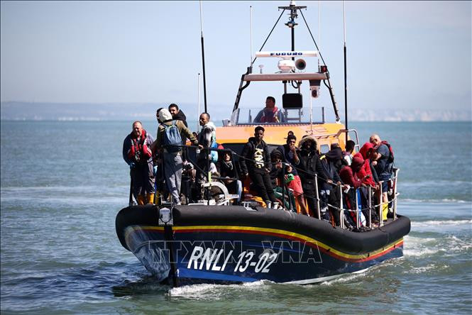 Người di cư được đưa tới bờ biển ở Dungeness, Tây Nam Anh, sau khi được giải cứu trên biển ngày 16/8/2023. Ảnh: TTXVN Người di cư được đưa tới bờ biển ở Dungeness, Tây Nam Anh, sau khi được giải cứu trên biển ngày 16/8/2023. Ảnh: TTXVN