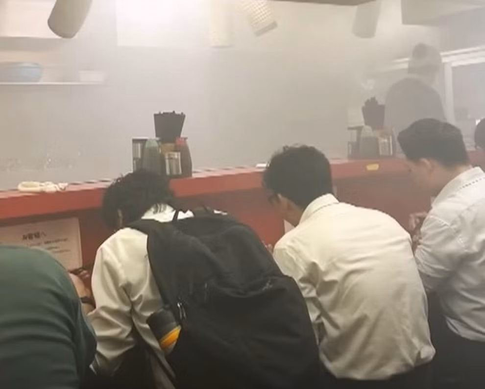 Thực khách vẫn ngồi ăn khi quán bị cháy. Ảnh: Metro.