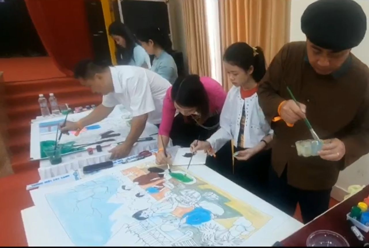 Các tác giả vẽ tranh cổ động truyền thông phòng chống bạo lực gia đình, thúc đẩy bình đẳng giới