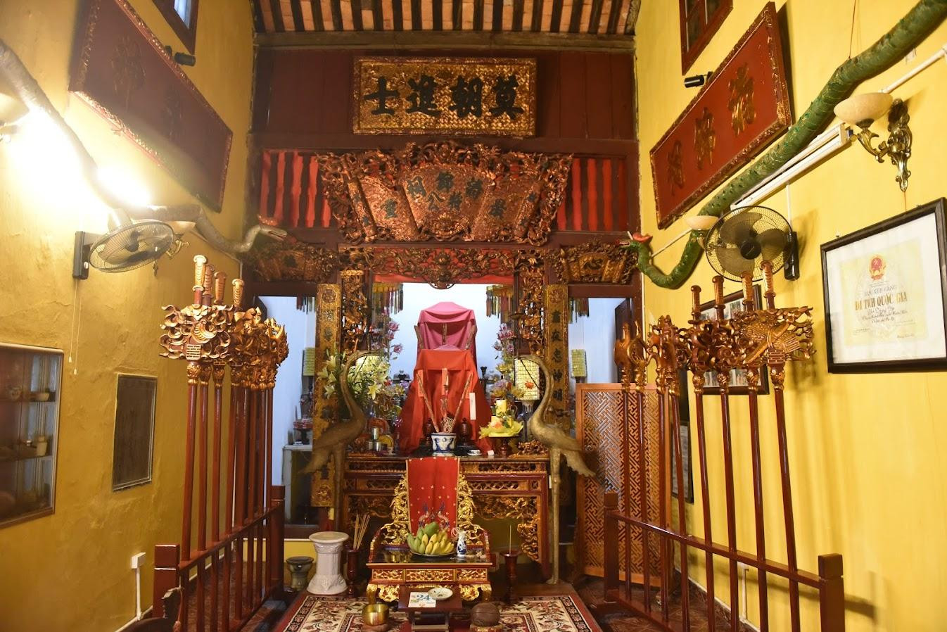 Hiện nay, trong đình còn lưu giữ 1 tấm bia đá lập năm thứ 10 niên hiệu Thành Thái (năm 1898) và một số đồ thờ có giá trị lịch sử và nghệ thuật cao. Kiến trúc thờ chính được trùng tu lớn vào năm Bảo Đại thứ 3 (1938), quy mô vẫn được giữ nguyên vẹn đến nay.