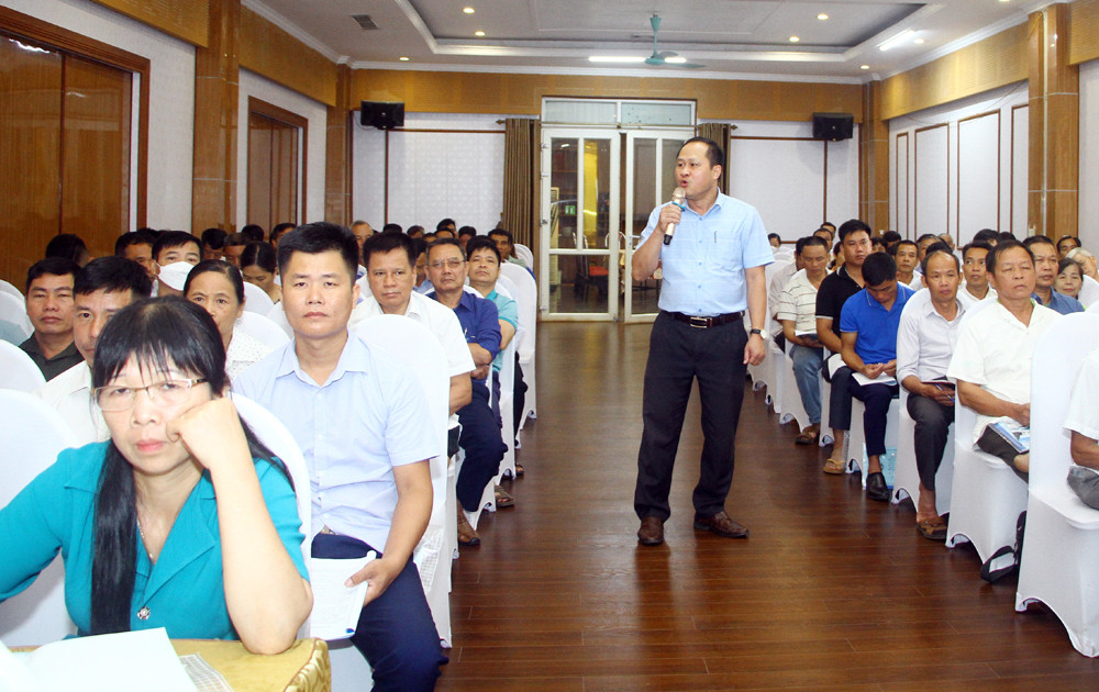 Cán bộ Sở Tư pháp tuyên truyền về Luật Khiếu nại, Luật Tố cáo.