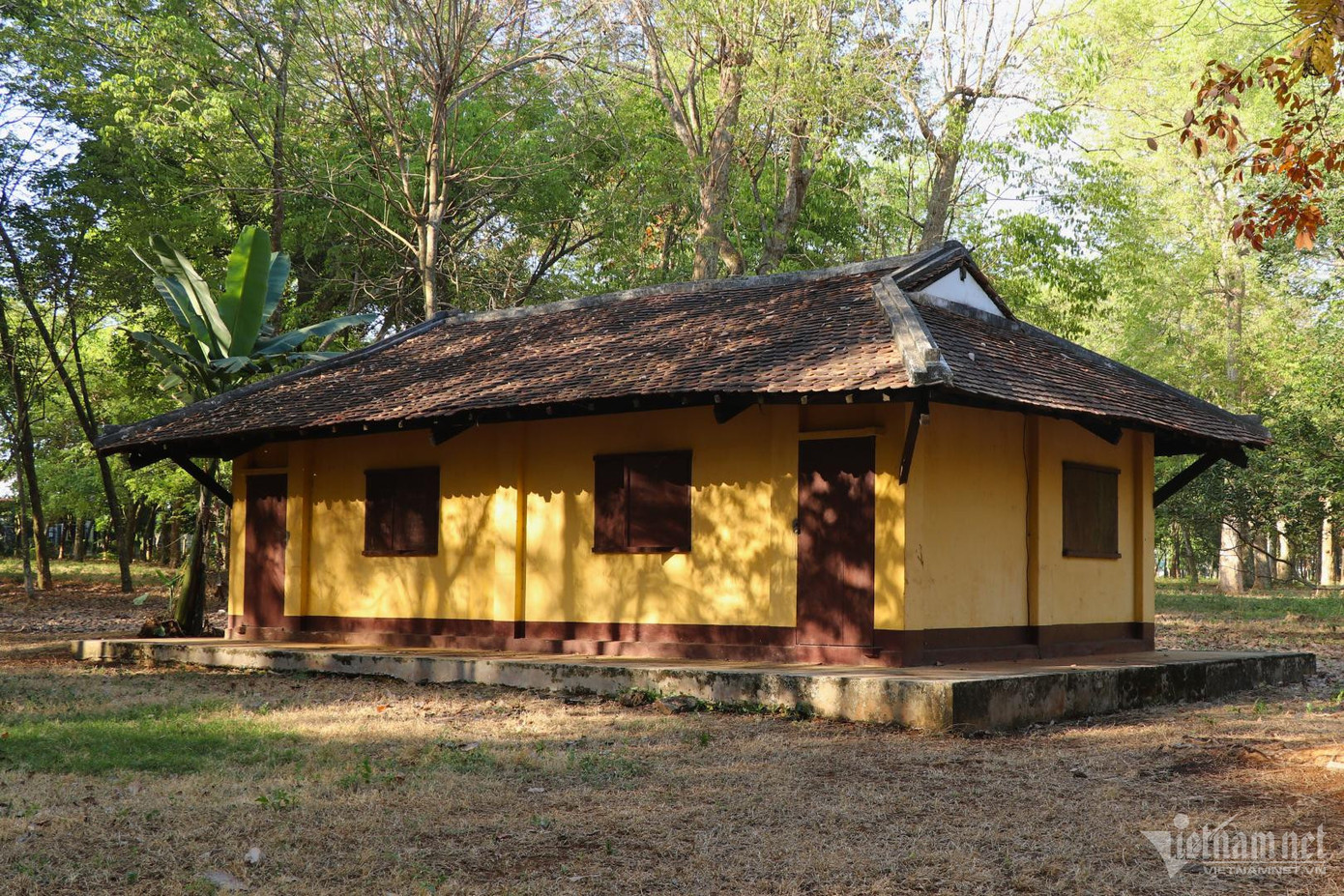 Căn nhà của các phu công ngay tại vườn cao su được phục dựng lại.