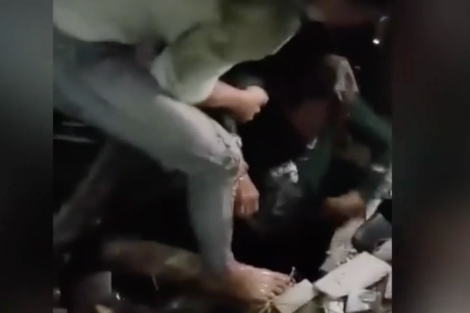 Người phụ nữ rơi xuống hố ga được cứu sống (Ảnh: Cắt từ clip).