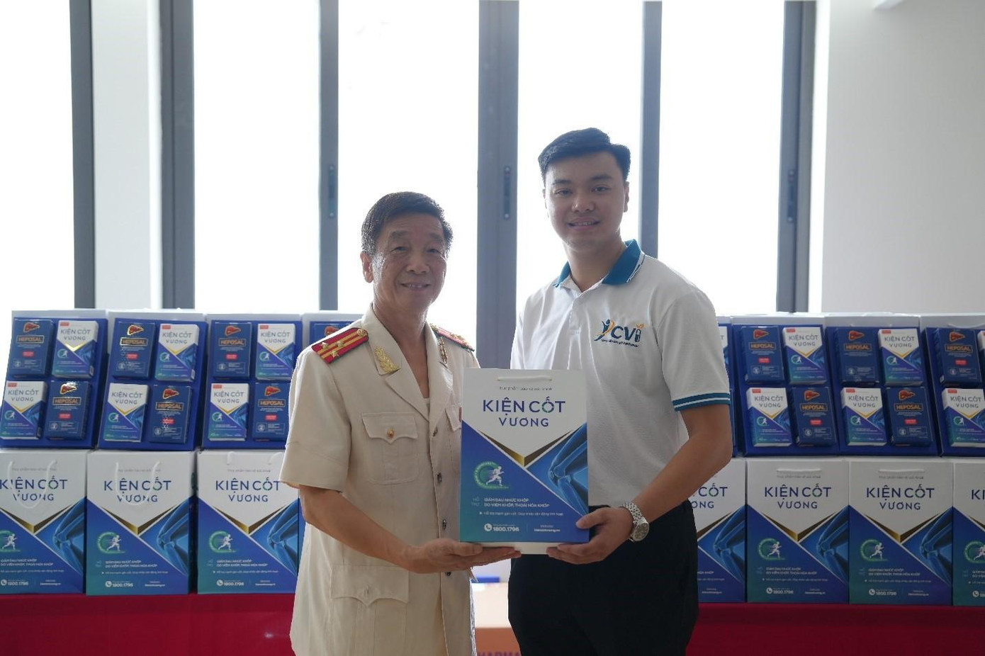 Bác Nguyễn Đình Lợi rất phấn khởi khi nhận được những món quà ý nghĩa