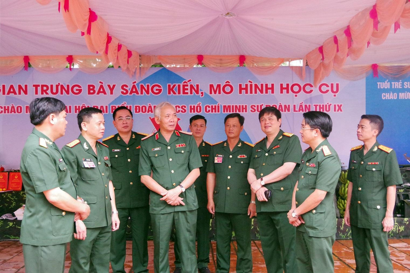 Lãnh đạo Quân khu 4 trò chuyện với các đại biểu dự đại hội, ngày 13/7. Ảnh: Hà Hữu Tân Lãnh đạo Quân khu 4 trò chuyện với các đại biểu dự đại hội, ngày 13/7. Ảnh: Hà Hữu Tân