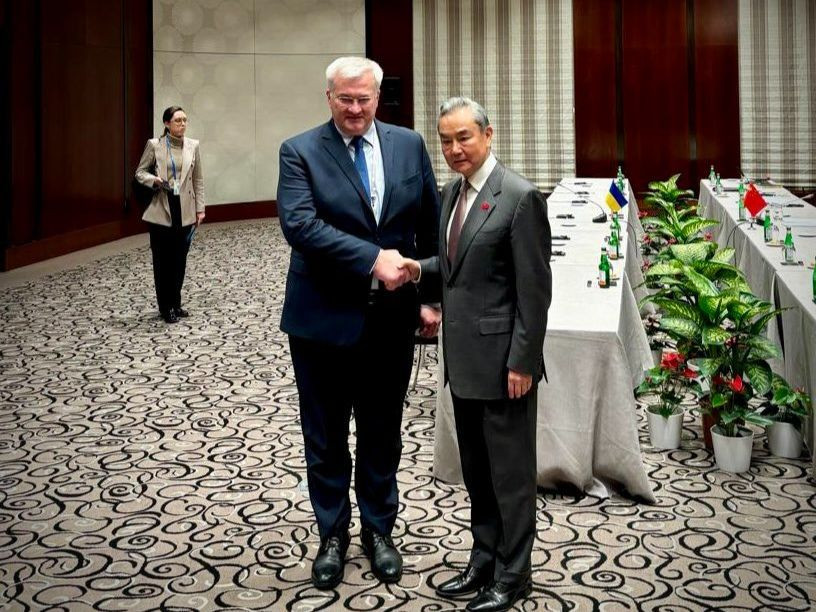 Ngoại trưởng Ukraine, ông Andrii Sybiha gặp Ngoại trưởng Trung Quốc Trung Quốc Vương Nghị bên lề Hội nghị An ninh Munich, ngày 15/2/2025. Ảnh: Andrii Sybiha/X