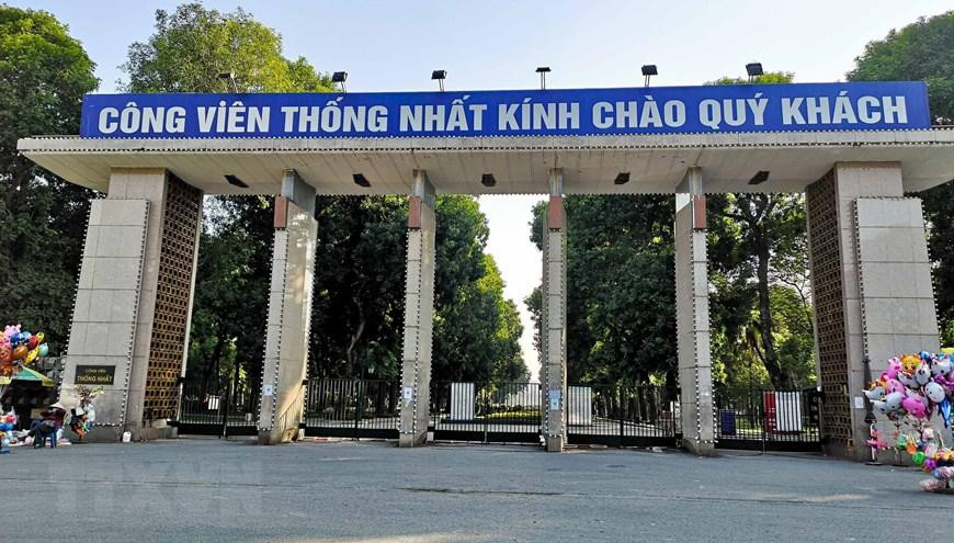 Tạm thời phong tỏa công viên Thống Nhất để truy vết, người dân không được vào bên trong công viên để tham quan, tập thể dục. (Ảnh: Thanh Tùng/TTXVN)