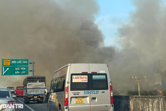 Khói đặc quánh bao trùm đoạn cao tốc (Ảnh: Huyền My). Khói đặc quánh bao trùm đoạn cao tốc (Ảnh: Huyền My).