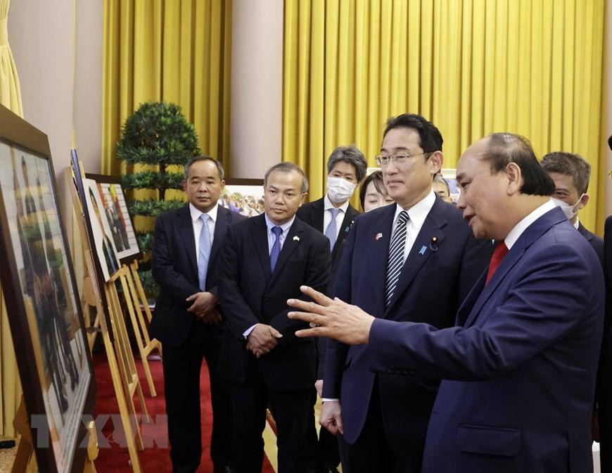 Chủ tịch nước Nguyễn Xuân Phúc và Thủ tướng Nhật Bản Kishida Fumio xem các hình ảnh về quan hệ Việt Nam – Nhật Bản. (Ảnh: Thống Nhất/TTXVN)