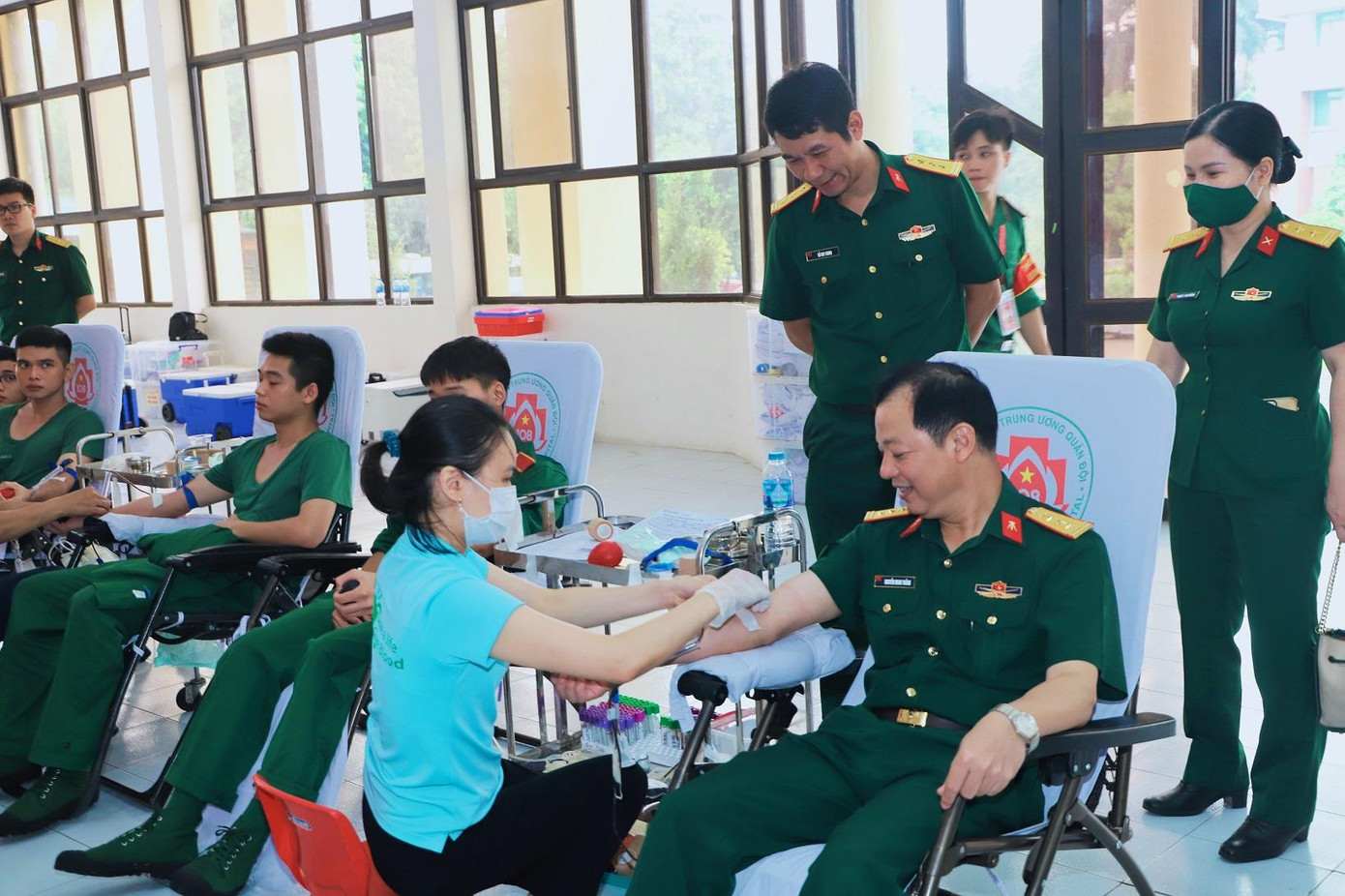 Lãnh đạo Học viện Kỹ thuật Quân sự tham gia ngày hội hiến máu cùng ĐVTN nhà trường Lãnh đạo Học viện Kỹ thuật Quân sự tham gia ngày hội hiến máu cùng ĐVTN nhà trường