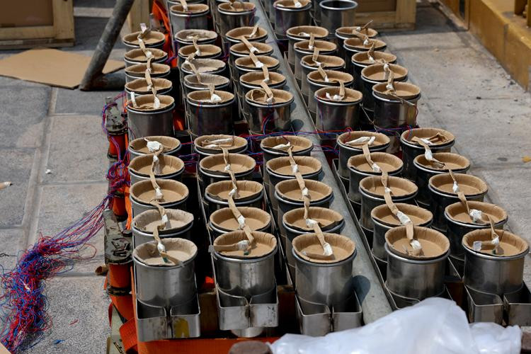 Chương trình nghệ thuật diễn ra vào lúc 20h ngày 9/4 tại sân khấu công viên Văn Lang, thành phố Việt Trì, bên cạnh các hoạt động chính như lễ giỗ Đức Quốc Tổ Lạc Long Quân và lễ dâng hương tưởng niệm Tổ Mẫu Âu Cơ...Trong ảnh: Đơn vị thực hiện kế hoạch bắn pháo hoa tầm cao đã vận chuyển, lắp đặt giàn pháo kịp cho kế hoạch thực hiện vào tối 9/4. Chương trình nghệ thuật diễn ra vào lúc 20h ngày 9/4 tại sân khấu công viên Văn Lang, thành phố Việt Trì, bên cạnh các hoạt động chính như lễ giỗ Đức Quốc Tổ Lạc Long Quân và lễ dâng hương tưởng niệm Tổ Mẫu Âu Cơ...Trong ảnh: Đơn vị thực hiện kế hoạch bắn pháo hoa tầm cao đã vận chuyển, lắp đặt giàn pháo kịp cho kế hoạch thực hiện vào tối 9/4.