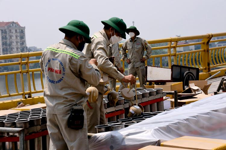 Nhân viên kỹ thuật lắp đặt các cây pháo tầm cao vào bệ pháo. Nhân viên kỹ thuật lắp đặt các cây pháo tầm cao vào bệ pháo.