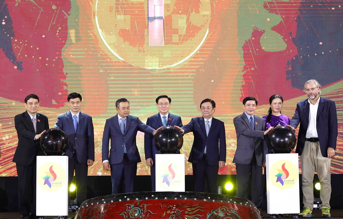 Các đại biểu thực hiện nghi thức khai mạc Festival Bảo tồn và Phát triển làng nghề Việt Nam năm 2023. (Ảnh: Doãn Tấn/TTXVN) Các đại biểu thực hiện nghi thức khai mạc Festival Bảo tồn và Phát triển làng nghề Việt Nam năm 2023. (Ảnh: Doãn Tấn/TTXVN)