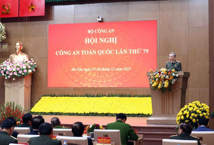 Đại tướng Tô Lâm, Ủy viên Bộ Chính trị, Bí thư Đảng ủy Công an Trung ương, Bộ trưởng Bộ Công an phát biểu khai mạc hội nghị. (Ảnh: Phạm Kiên/TTXVN)