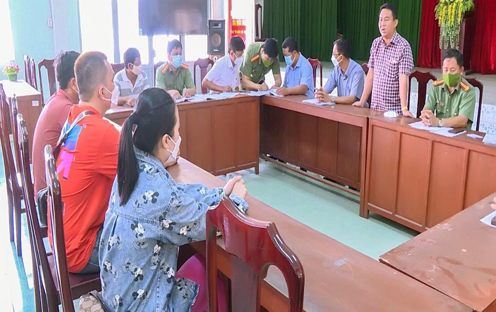 Cơ quan công an làm việc với chủ quán ốc BaBy. Ảnh: Công an Vĩnh Long Cơ quan công an làm việc với chủ quán ốc BaBy. Ảnh: Công an Vĩnh Long