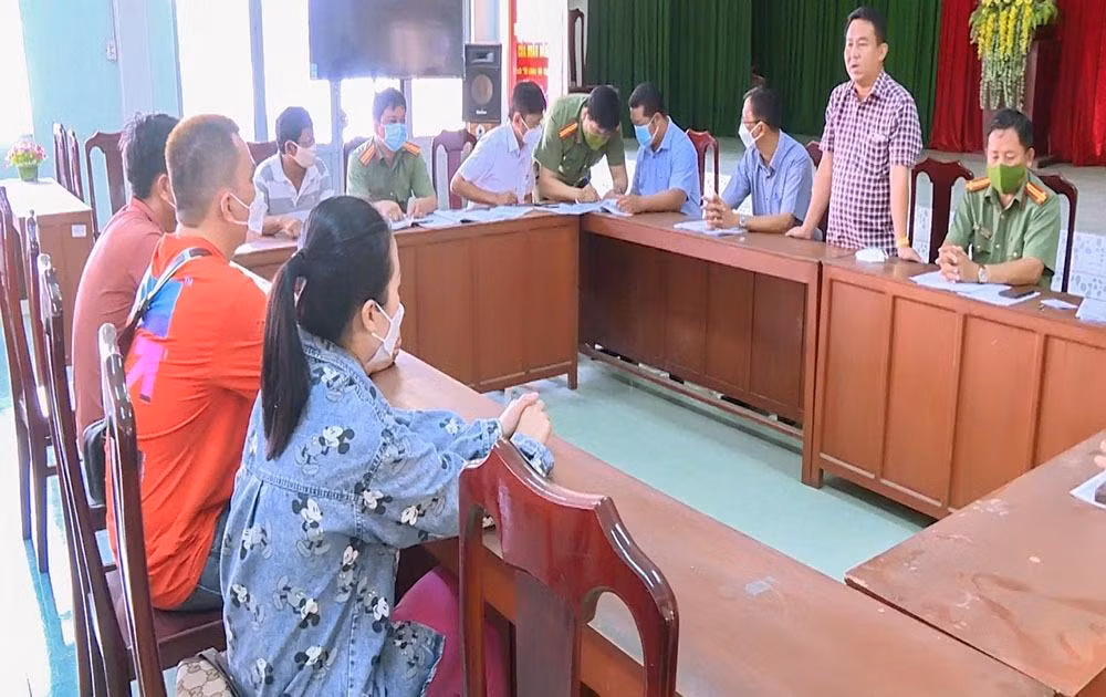 Cơ quan công an làm việc với chủ quán ốc BaBy. Ảnh: Công an Vĩnh Long