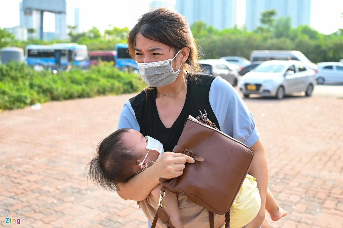 Trẻ nhỏ mệt mỏi trên tay mẹ sau hành trình dài và nắng nóng. Người phụ nữ này cho hay chị đi từ Thái Bình lên Hà Nội. "Chưa phải ngày cuối của nghỉ lễ nhưng hai mẹ con quyết định lên sớm để tránh tắc đường", chị nói.