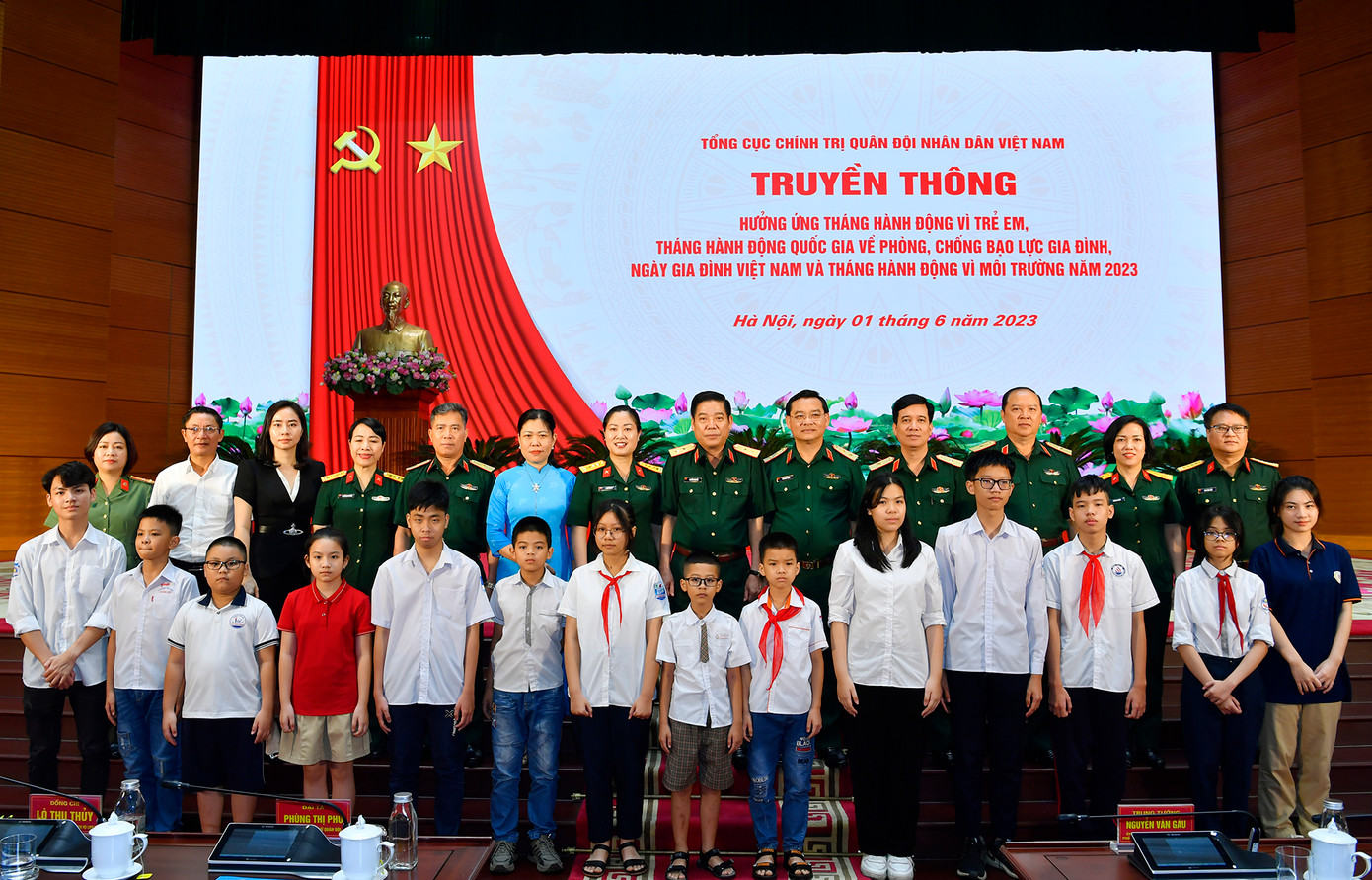 Đại biểu lãnh đạo các cơ quan, đơn vị cùng các em nhỏ tham dự chương trình, sáng 1/6. Đại biểu lãnh đạo các cơ quan, đơn vị cùng các em nhỏ tham dự chương trình, sáng 1/6.