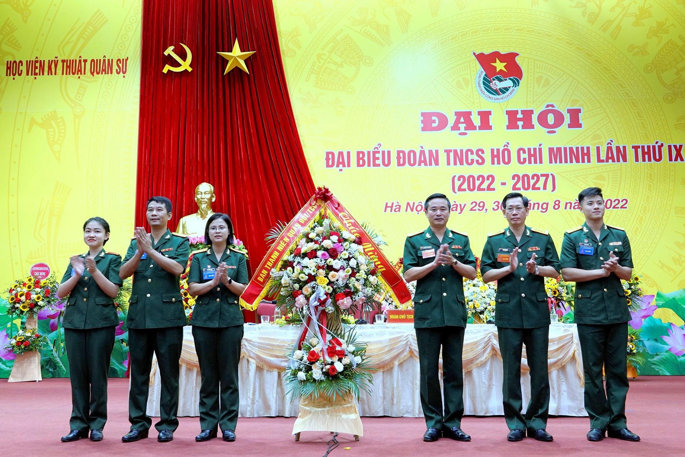 Lãnh đạo Ban Thanh niên Quân đội chúc mừng ĐH