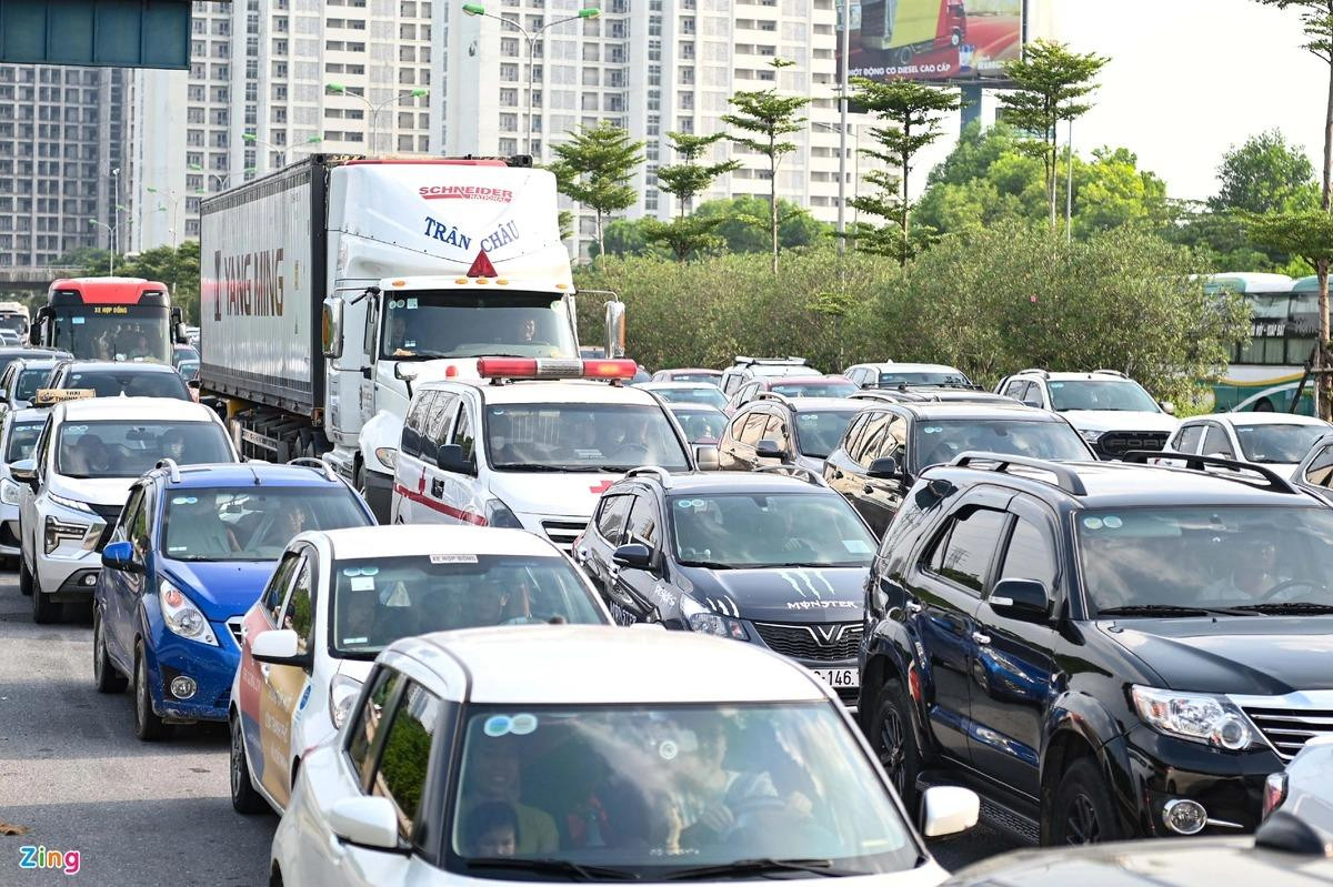 Xe cứu thương kẹt cứng giữa dòng ôtô tại nút giao cao tốc với đường vành đai 3.