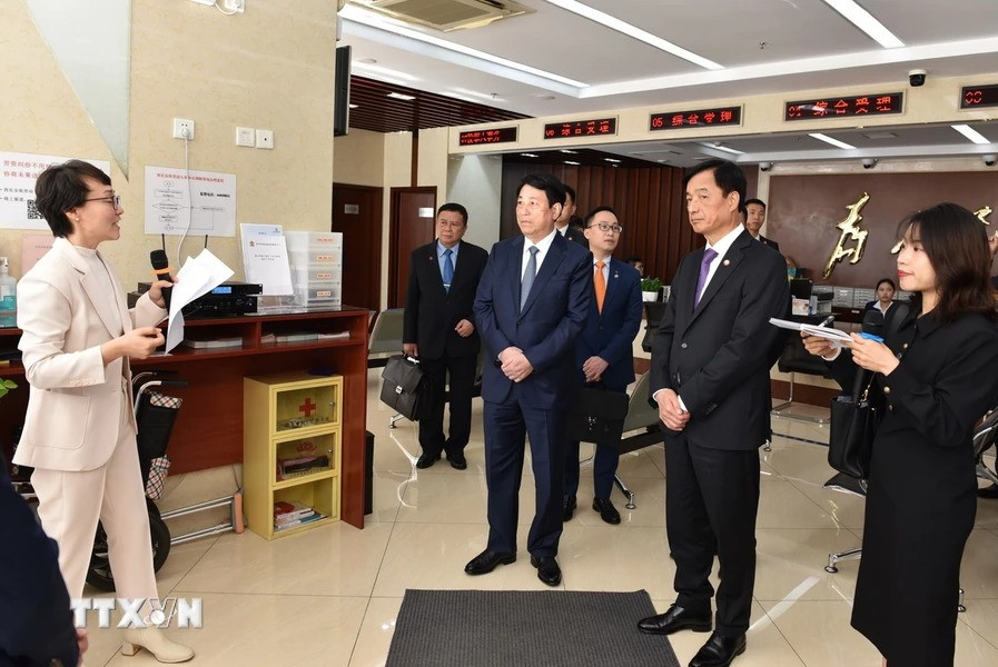 Trong chuyến khảo sát mô hình xây dựng Đảng khu phố Tây Trường An (Bắc Kinh), sáng 10/10, Đoàn đại biểu Đảng Cộng sản Việt Nam đến thăm Trung tâm dịch vụ hành chính khu phố Tây Trường An. (Ảnh: Thành Dương/TTXVN)