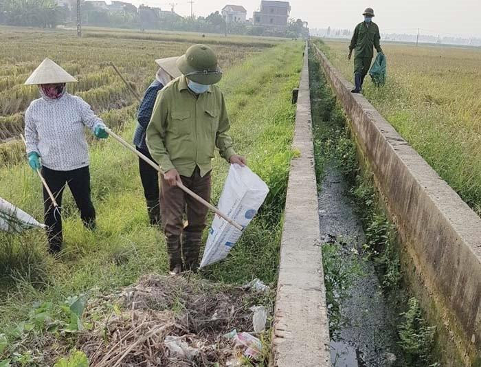 Chi hội Nông dân thôn Ngọc Lặc, xã Ngọc Sơn (TP Hải Dương) thu gom rác ngoài cánh đồng