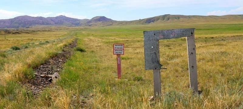 Núi đá Degelen tạibãi thử hạt nhân Semipalatinsk ở Kazakhstan. Ảnh: silkadv.com. Núi đá Degelen tạibãi thử hạt nhân Semipalatinsk ở Kazakhstan. Ảnh: silkadv.com.