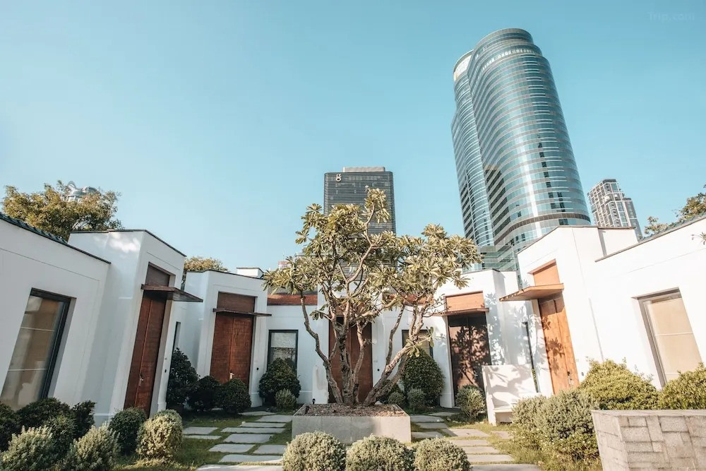 Grand Hyatt Erawan Bangkok cung cấp 380 phòng tiện nghi, hiện đại với nét phong cách trang nhã mang đậm dấu ấn Thái Lan và sở hữu khu vực tiếp khách cạnh cửa sổ để tận hưởng tốt nhất quang cảnh thành phố năng động. Grand Hyatt Erawan Bangkok cung cấp 380 phòng tiện nghi, hiện đại với nét phong cách trang nhã mang đậm dấu ấn Thái Lan và sở hữu khu vực tiếp khách cạnh cửa sổ để tận hưởng tốt nhất quang cảnh thành phố năng động.