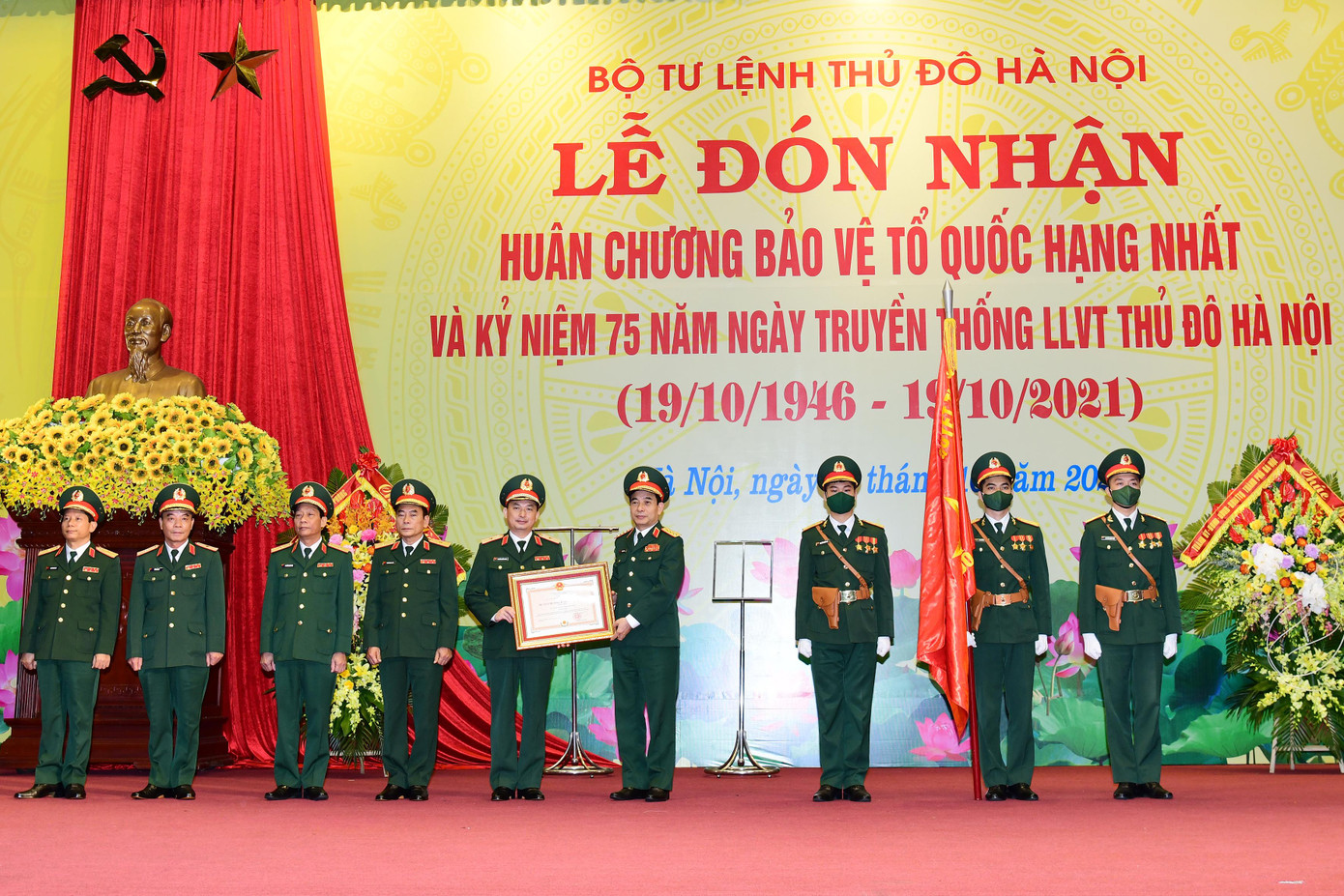 Thừa ủy quyền của Chủ tịch nước, Đại tướng Phan Văn Giang, Ủy viên Bộ Chính trị, Phó Bí thư Quân ủy Trung ương, Bộ trưởng Bộ Quốc phòng trao Huân chương Bảo vệ Tổ quốc cho Bộ Tư lệnh Thủ đô Hà Nội.
