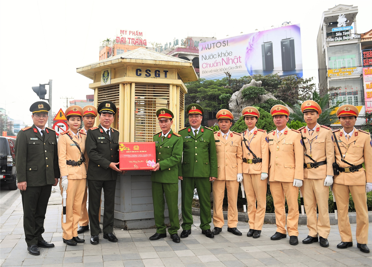 Thứ trưởng Trần Quốc Tỏ giao nhiệm vụ, tặng quà và chúc Tết cán bộ, chiến sỹ làm nhiệm vụ đảm bảo an ninh, trật tự, TTATGT trên địa bàn thành phố Ninh Bình, tỉnh Ninh Bình.
