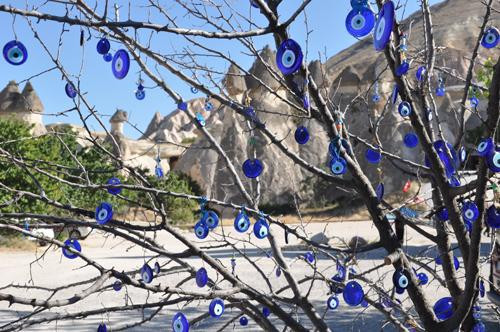 Những cành cây treo đầy bùa mắt quỷ ở Cappadocia. Ảnh: Minh An.