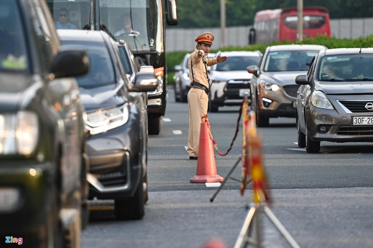 Lực lượng của Đội Tuần tra kiểm soát giao thông đường bộ cao tốc số 3 (Cục CSGT) có mặt từ sớm. Họ liên tục phân luồng, dựng rào chắn để xe cộ không bị xung đột tại các nút giao.