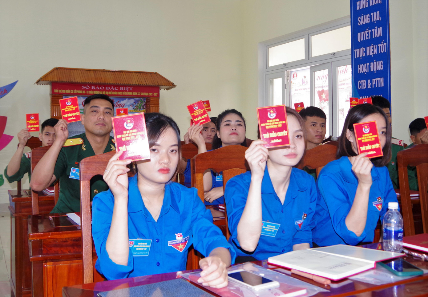 Các đại biểu biểu quyết các nội dung tại Đại hội