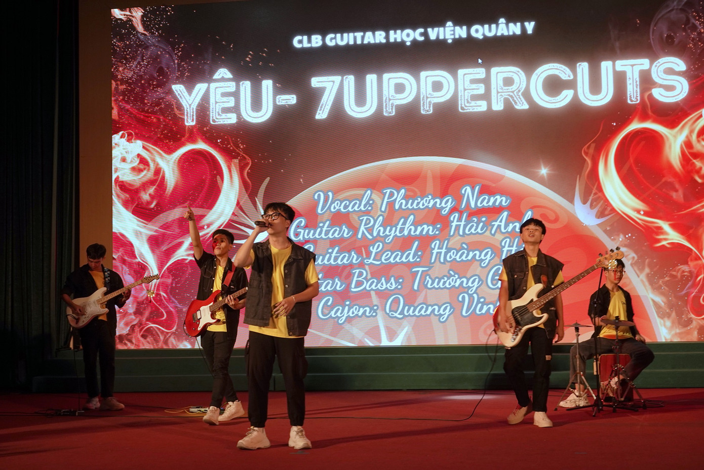 Thành viên CLB Guitar của Học viện Quân y (ra đời từ năm 2011) trình diễn tiết mục Mashup Yêu - 7uppercuts. Thành viên CLB Guitar của Học viện Quân y (ra đời từ năm 2011) trình diễn tiết mục Mashup Yêu - 7uppercuts.