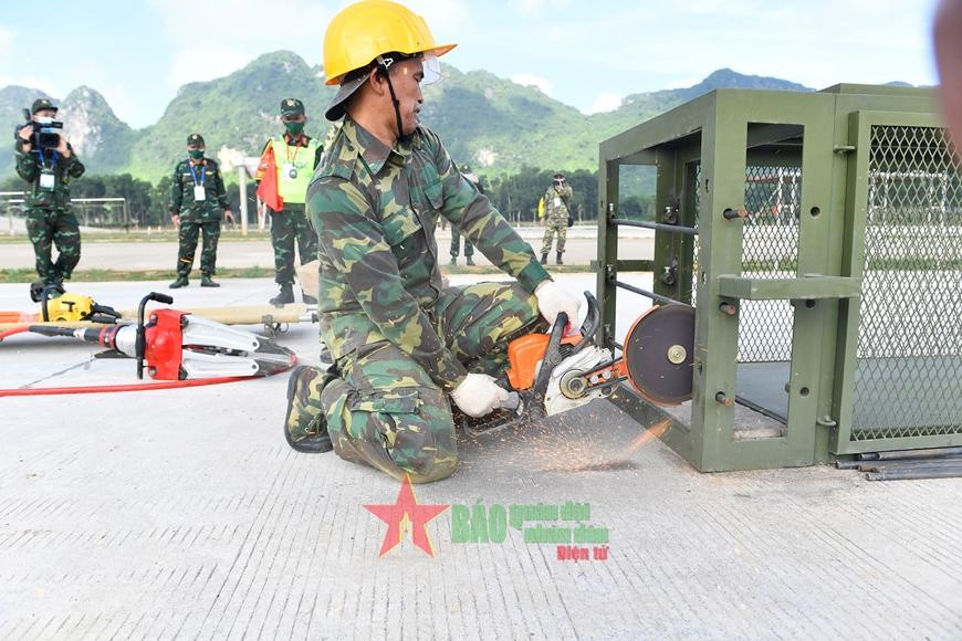 VĐV Lào đang cắt cửa sắt, vào mê cung.