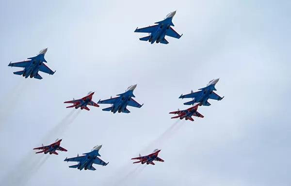 Phần hàng không của cuộc diễu hành được thực hiện bởi 76 máy bay và trực thăng.