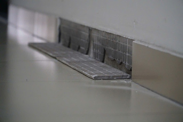 Nhiều hành lang ở chung cư Diamond Riverside (quận 8) bị bong gạch lát sàn và tường Nhiều hành lang ở chung cư Diamond Riverside (quận 8) bị bong gạch lát sàn và tường