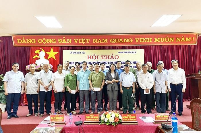 Ủy ban Dân tộc tặng quà cho 20 đại biểu Người có uy tín trong đồng bào DTTS của huyện Chợ Đồn và huyện Chợ Mới