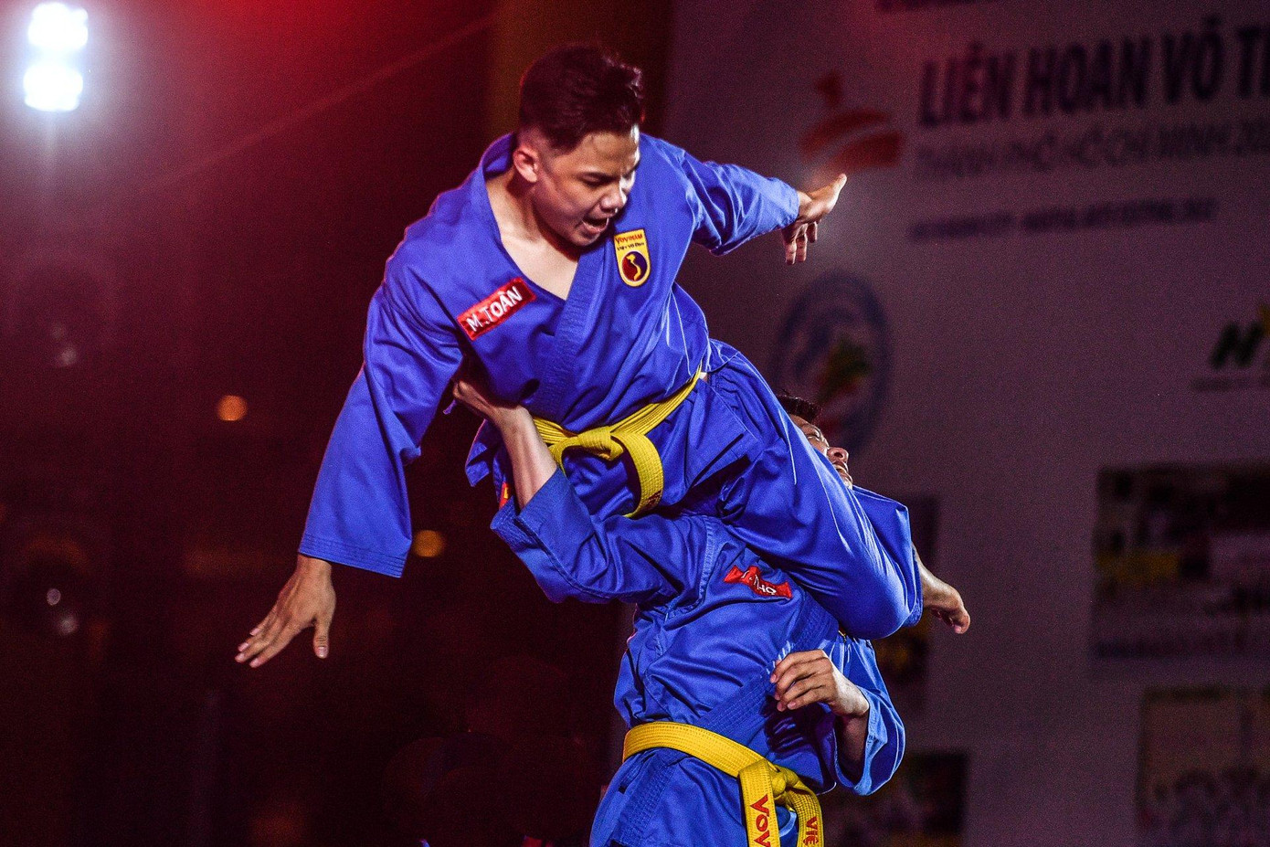 Khởi đầu sự kiện là tiết mục biểu diễn của Liên đoàn Vovinam TP.HCM. Những động tác đặc trưng đòn chân kẹp cổ được các võ sĩ thực hiện một cách đẹp mắt. Khởi đầu sự kiện là tiết mục biểu diễn của Liên đoàn Vovinam TP.HCM. Những động tác đặc trưng đòn chân kẹp cổ được các võ sĩ thực hiện một cách đẹp mắt.