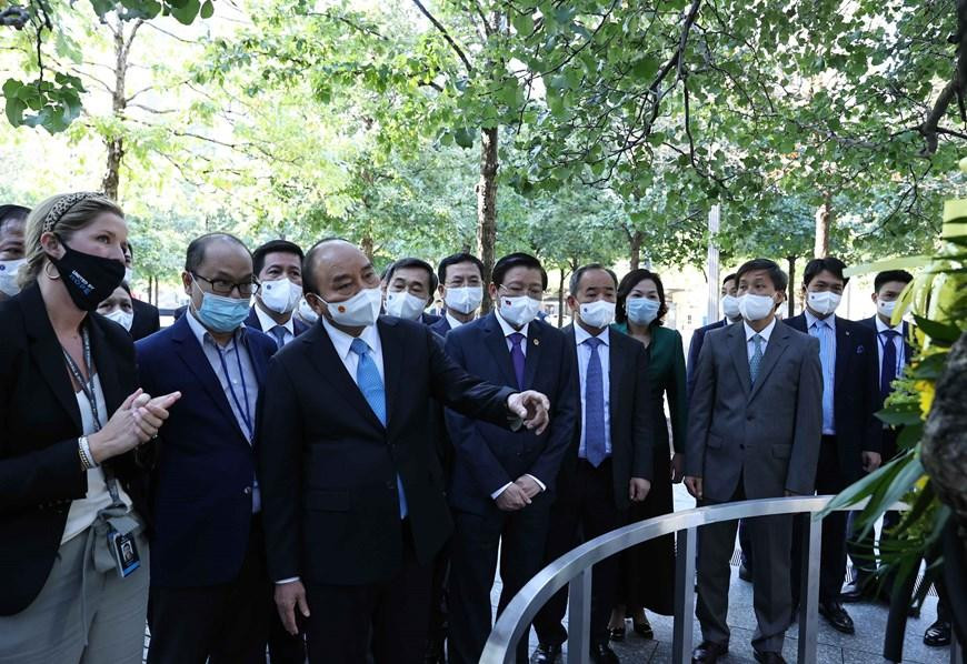 Chủ tịch nước Nguyễn Xuân Phúc thăm Khu tưởng niệm các nạn nhân của vụ khủng bố 11/9. (Ảnh: Thống Nhất/TTXVN) Chủ tịch nước Nguyễn Xuân Phúc thăm Khu tưởng niệm các nạn nhân của vụ khủng bố 11/9. (Ảnh: Thống Nhất/TTXVN)