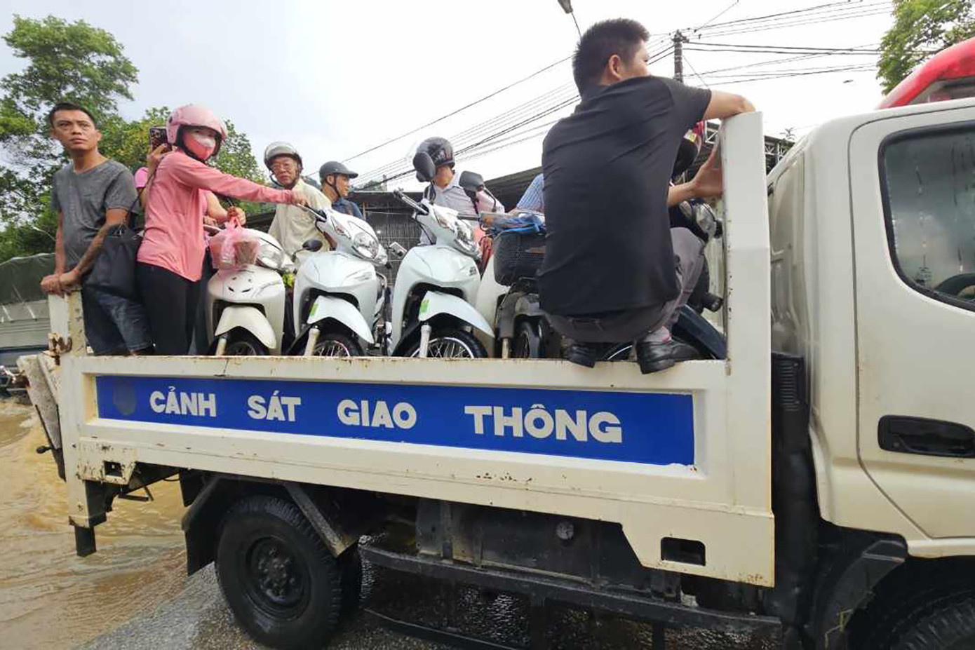 Lực lượng CSGT sử dụng ô tô chuyên dụng để đưa người dân qua đoạn ngập sâu. Ảnh: CACC Lực lượng CSGT sử dụng ô tô chuyên dụng để đưa người dân qua đoạn ngập sâu. Ảnh: CACC