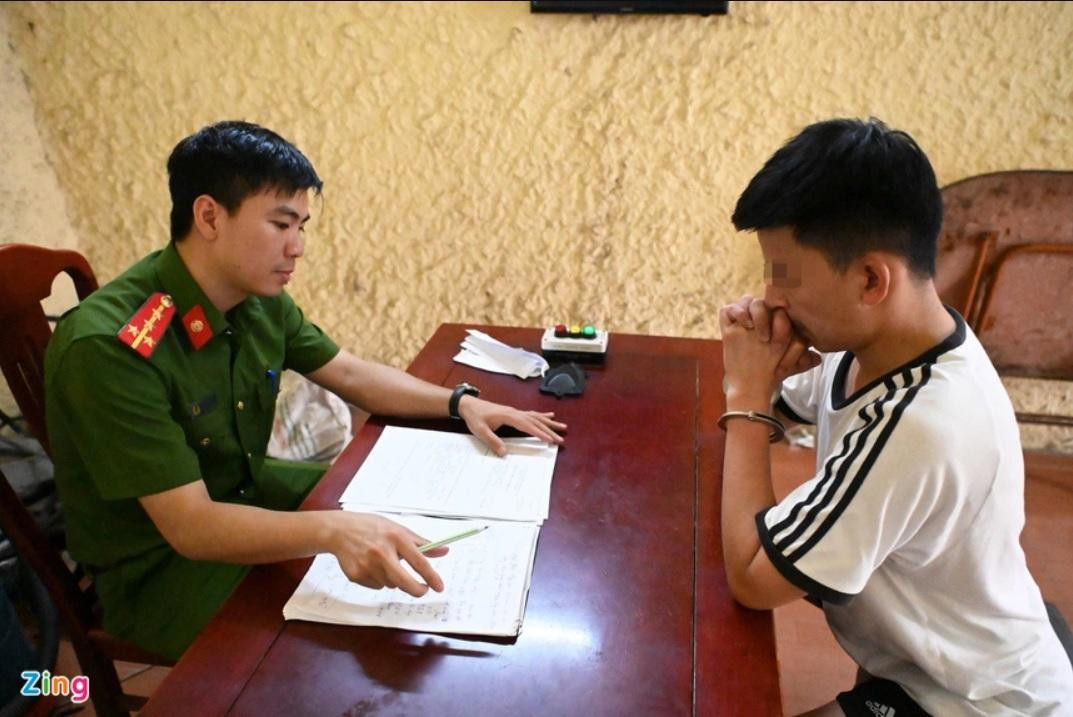 Cảnh sát lấy lời khai của tài xế Nguyễn Đức Thịnh. Ảnh: Hồng Quang.