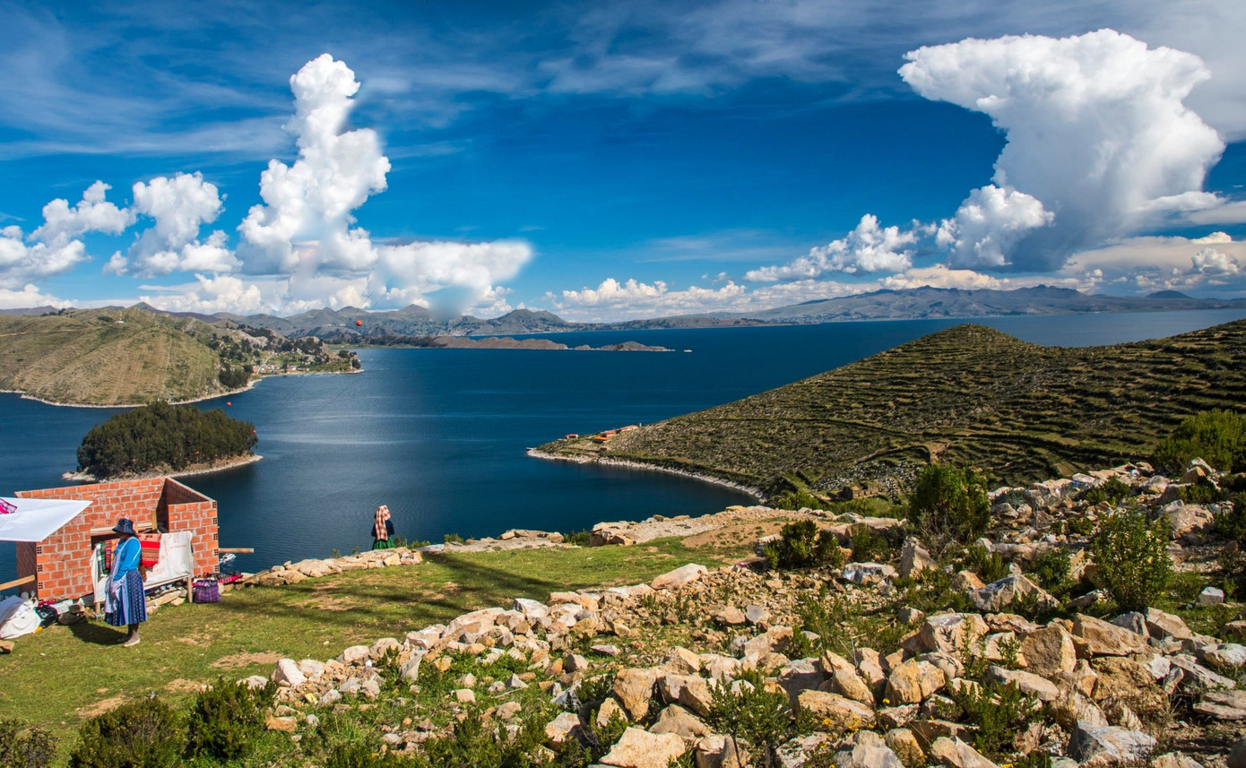 Hồ Titicaca, ở biên giới của Bolivia và Peru, là hồ cao nhất thế giới mà các tàu lớn có thể đi lại được. Ảnh: Tim Pile.