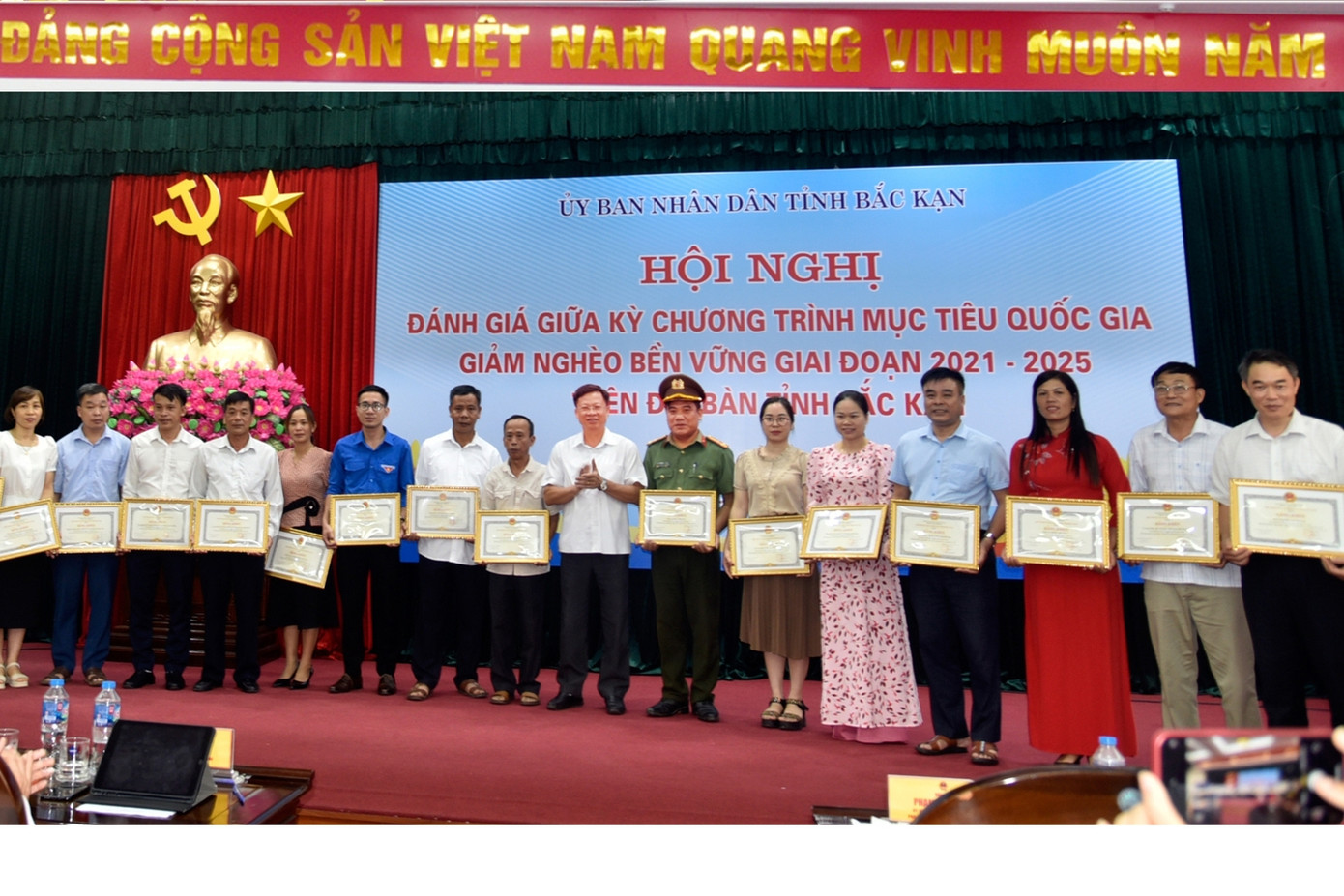 Đồng chí Phạm Duy Hưng, Phó Chủ tịch UBND tỉnh trao Bằng khen cho các tập thể.