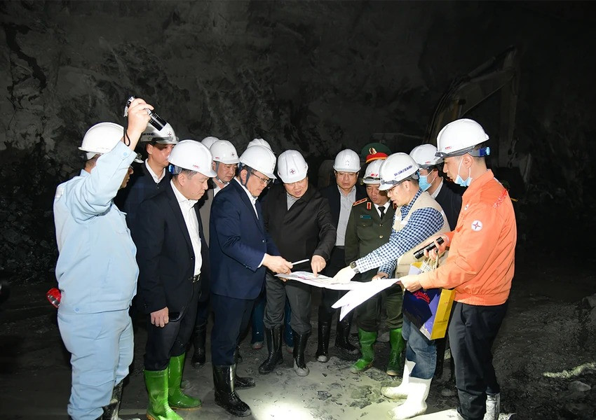 Chủ tịch Nguyễn Hoàng Anh (giữa) nghe báo cáo về tiến độ thi công dự án.